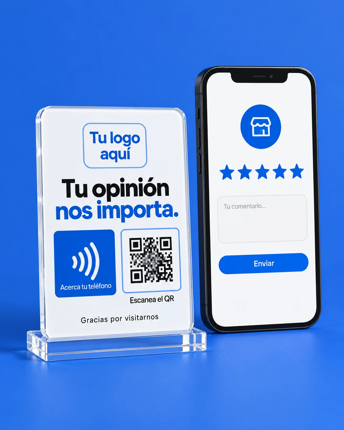 Punto de contacto de acrílico con QR y NFC junto a un celular con una página de reseñas